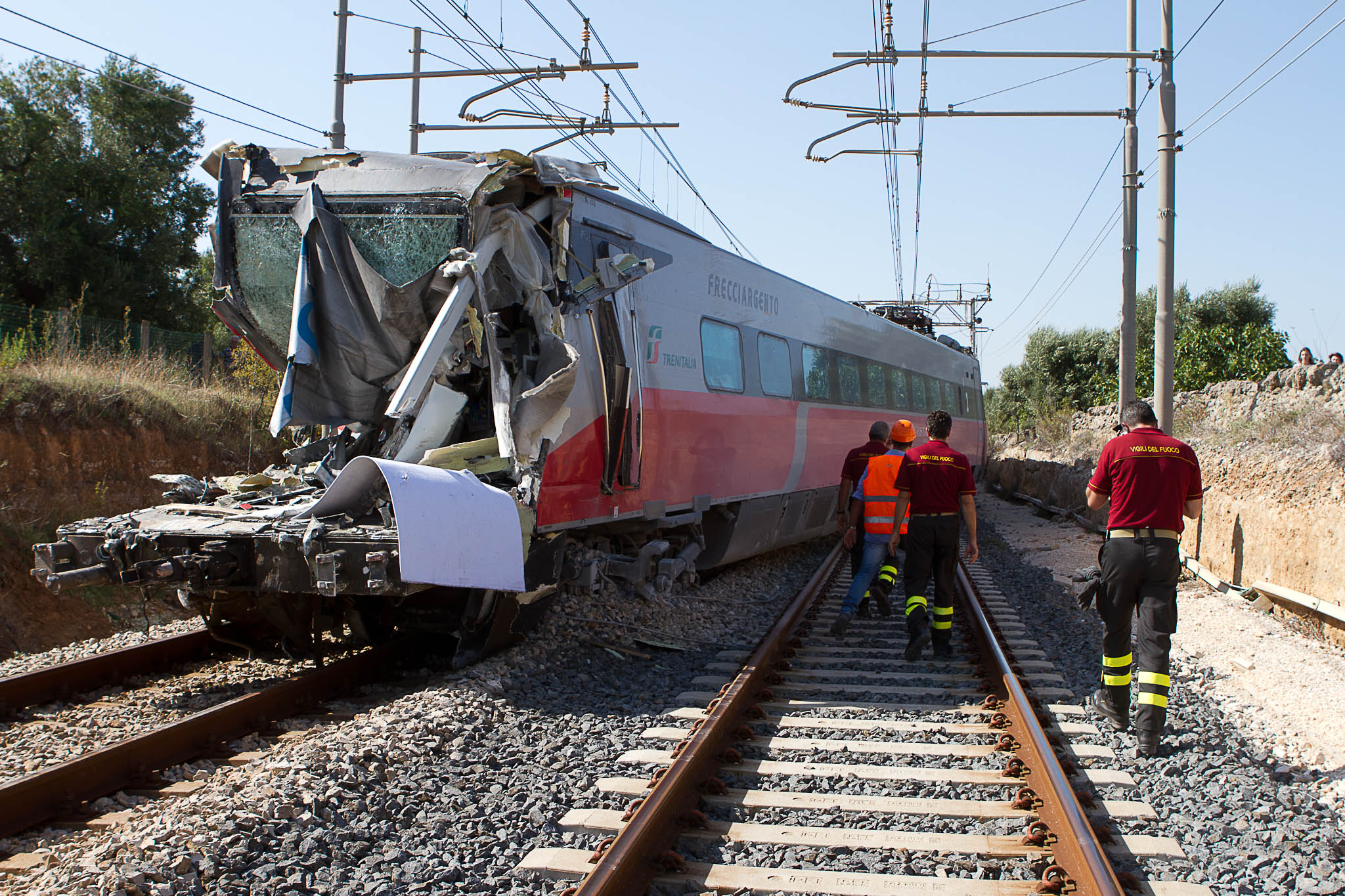 Incidente Ferroviario In Puglia Scontro Tra Due Treni